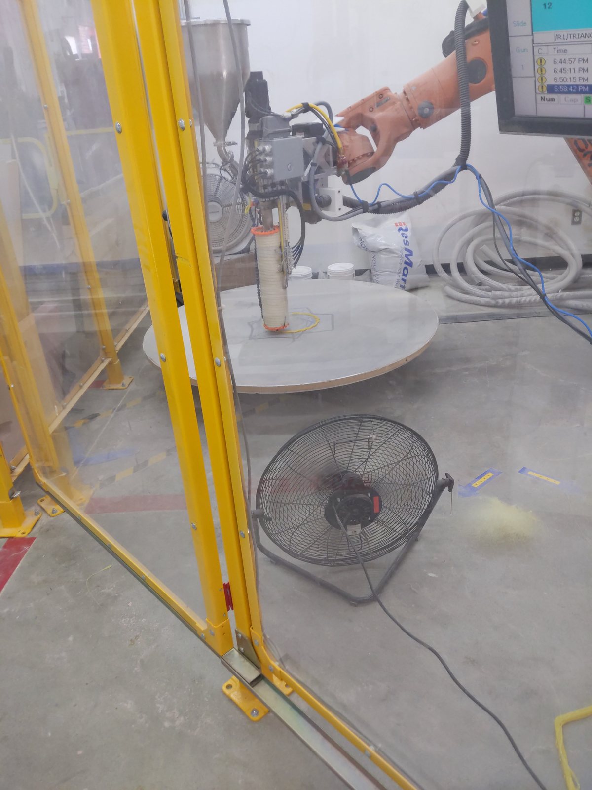 KUKA robotic arm 3D-printing a sculpture